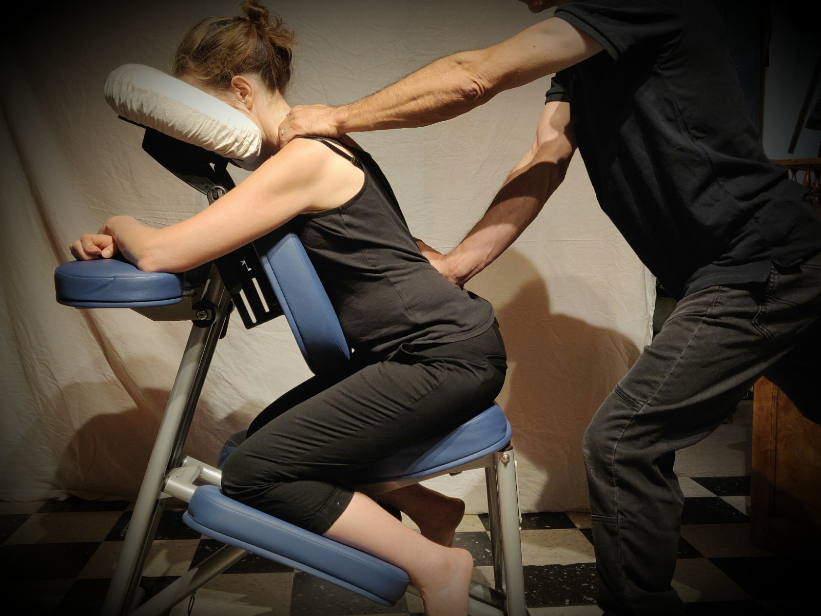 Cédric Philippon réalise un amma assis sur chaise ergonomique